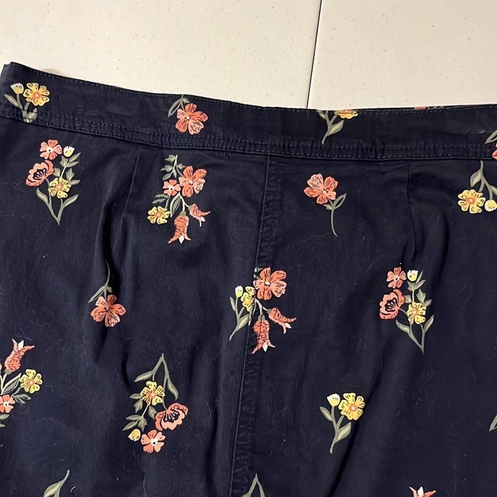 Karen Scott skirt/shorts, navy with pink flowers. Sz 8 - Picture 7 of 8